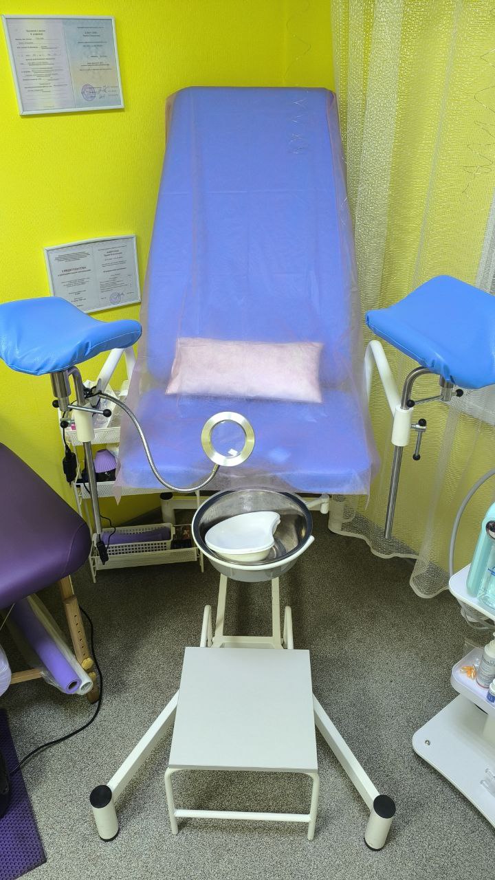 Процедурная зона с сертификатами на стене — кабинет ГирудоСиб